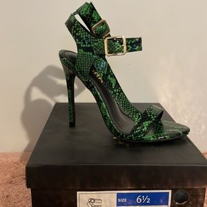 Green Snake skin heels! Brand new never worn